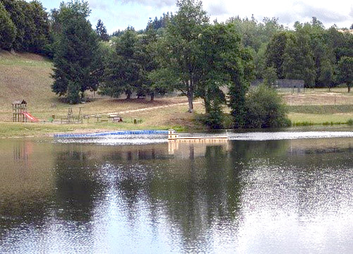Le lac de baignade de Vernet la Varenne