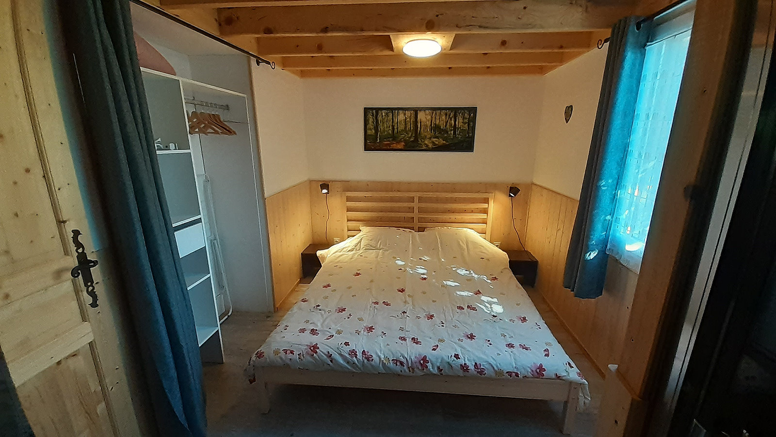 Chambre avec armoire à linge dans le chalet La Coccinelle