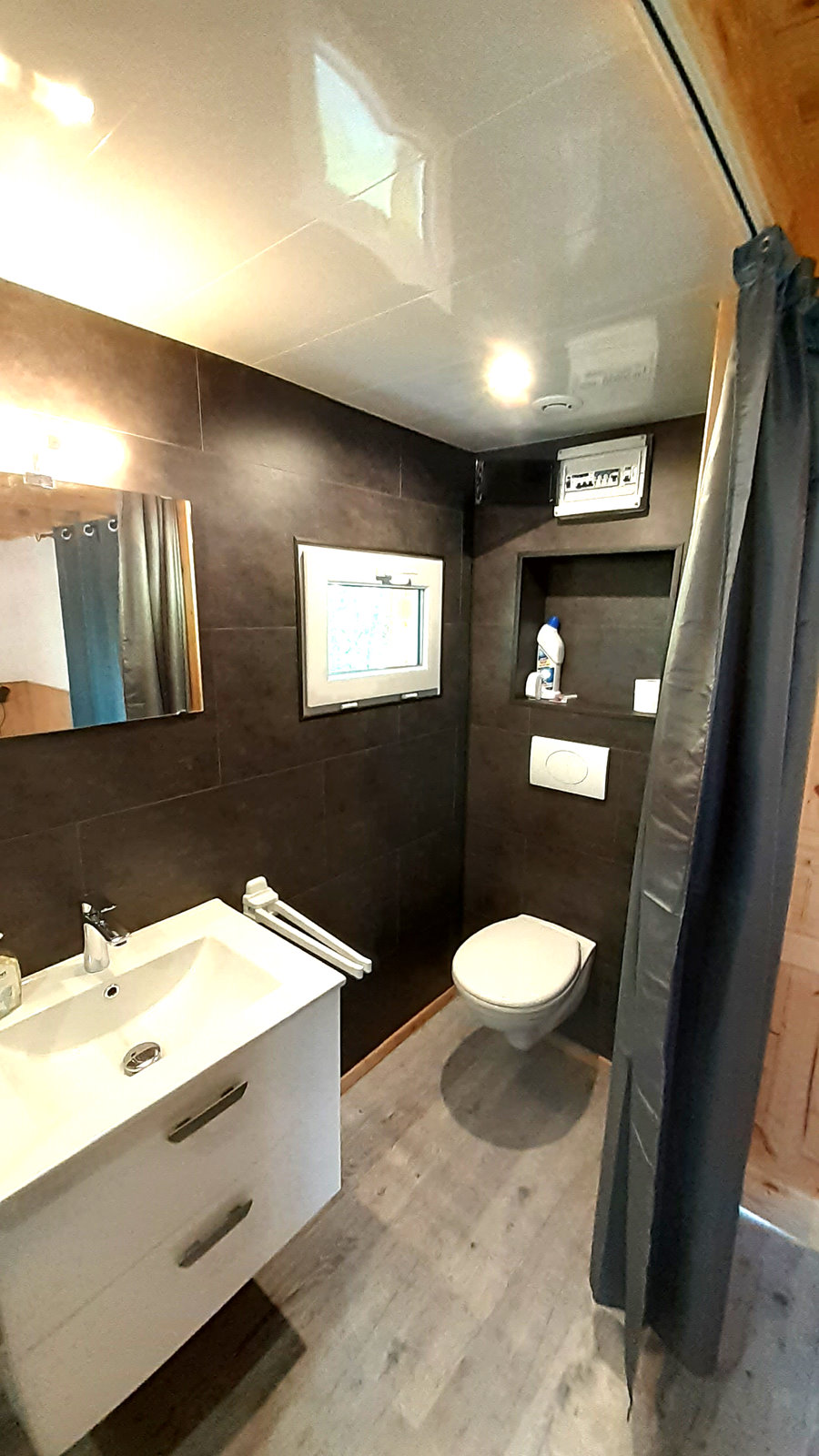 La salle de bain de La Coccinelle avec lavabo et toilettes
