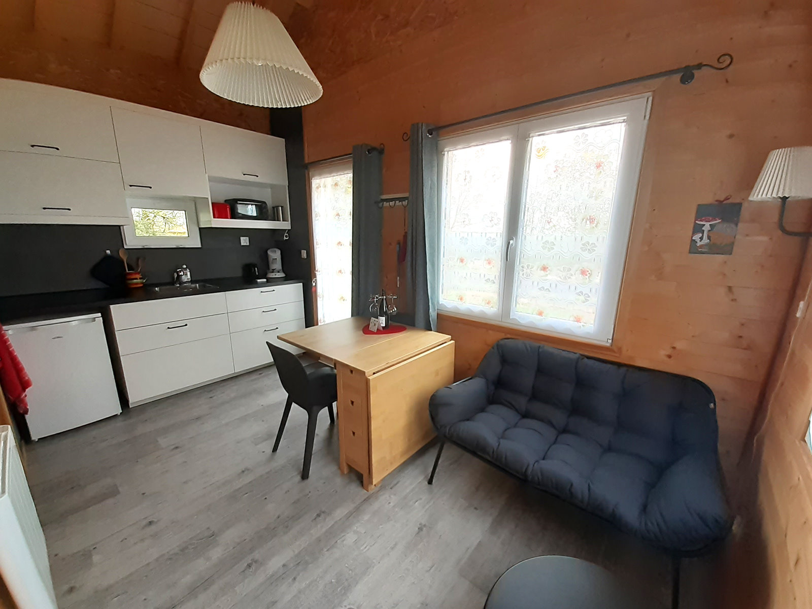 La cuisine et le salon du chalet La Coccinelle