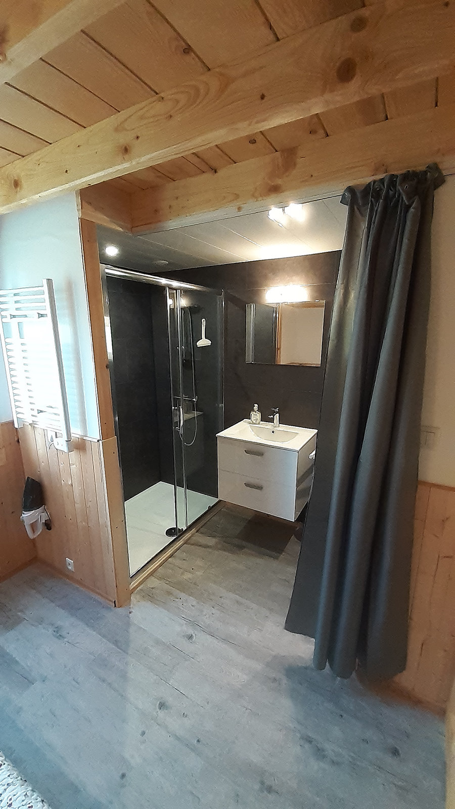 La douche et le lavabo du chalet Le Papillon