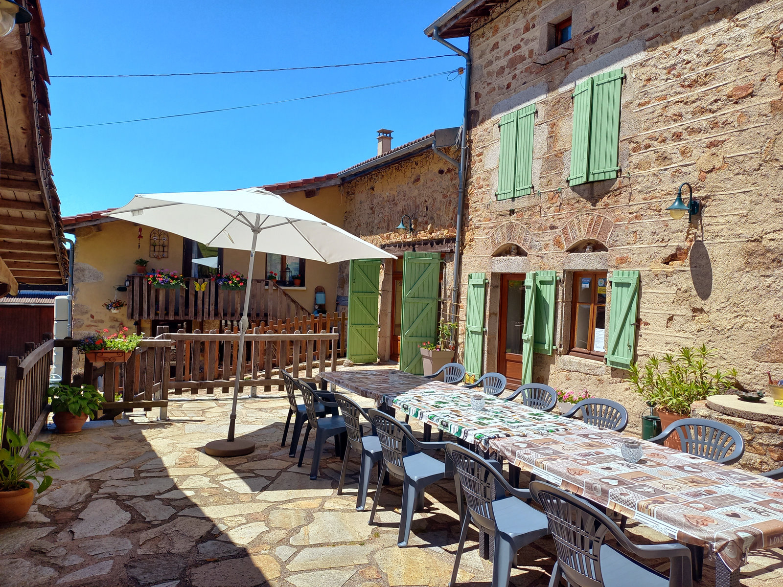 La terrasse du gîte les deux frères