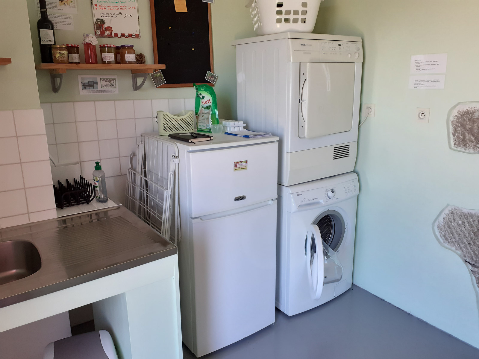 Le coin vaisselle avec réfrigérateur, lave-linge et sèche-linge