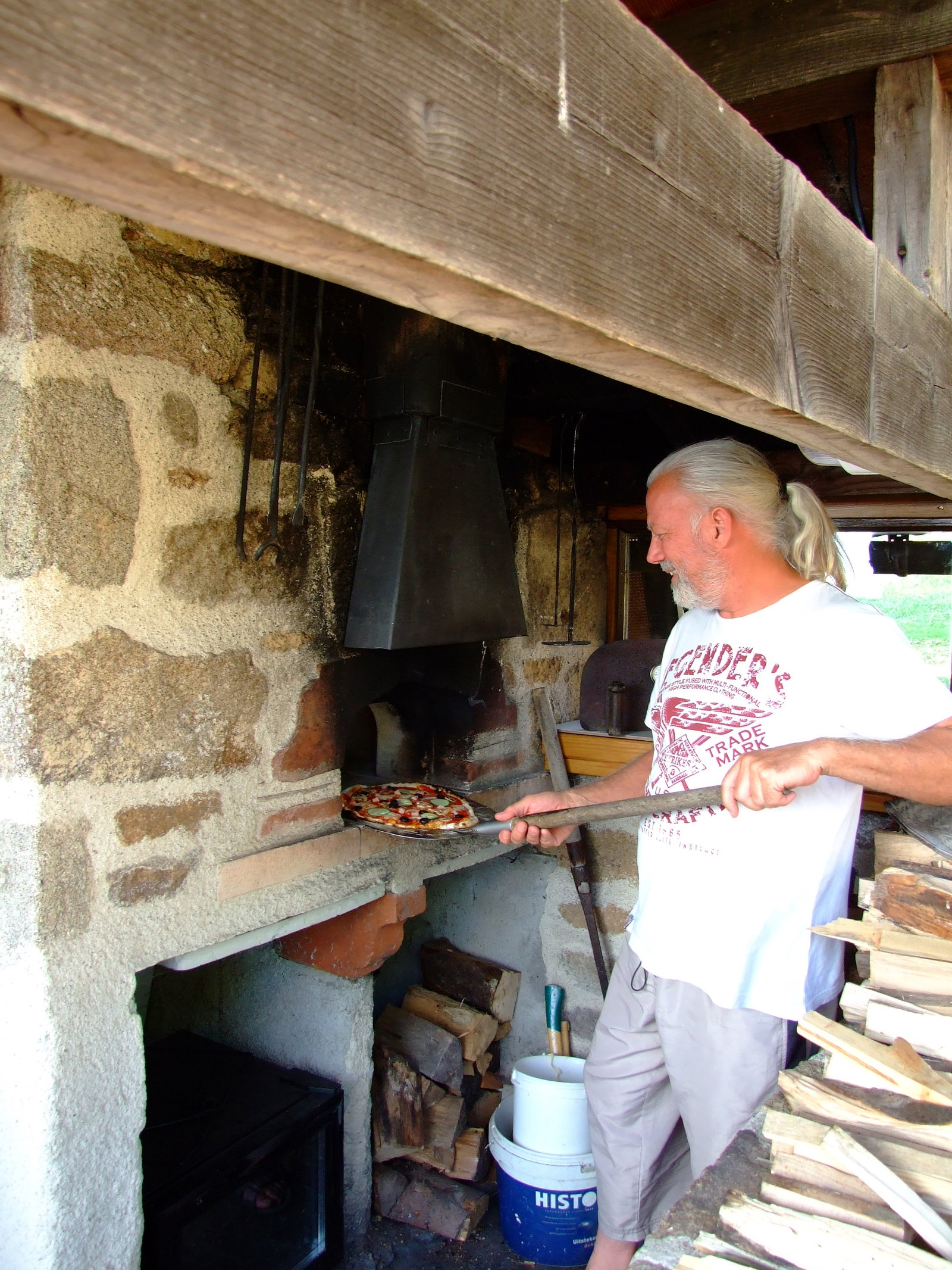 marco fait cuire des pizzas pendant la soiree pizza
