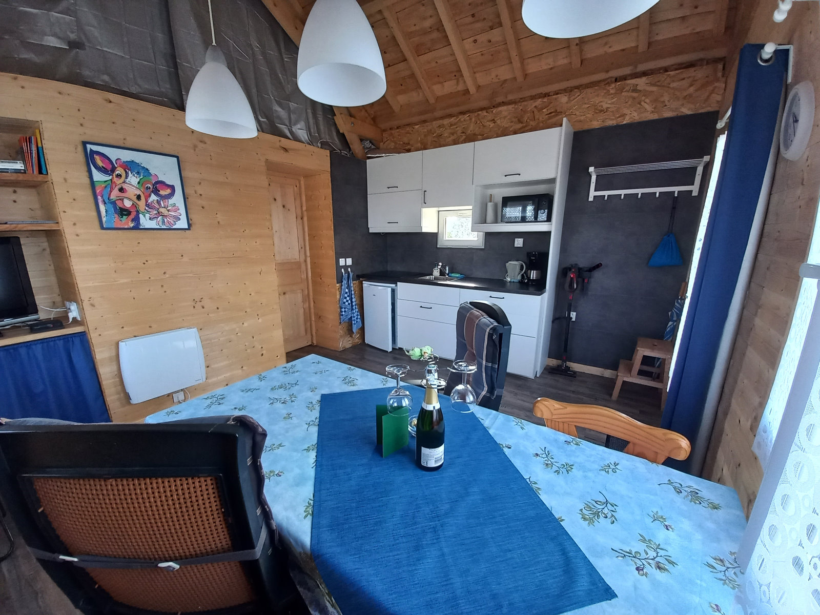 De huiskamer en keuken van chalet Le Papillon