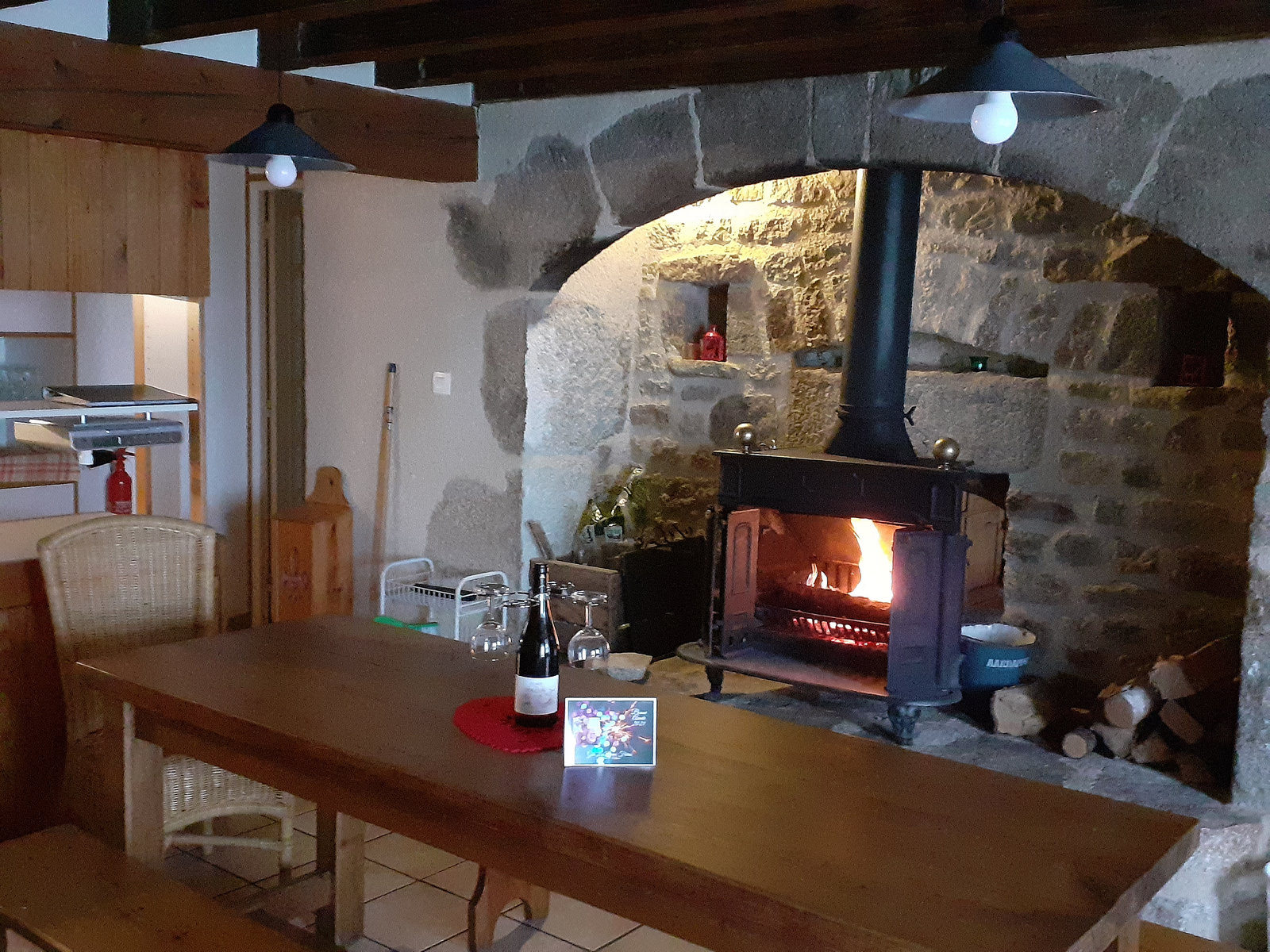 Gezellig haardvuur in de eetkamer/keuken van Gîte Les Deux Frères