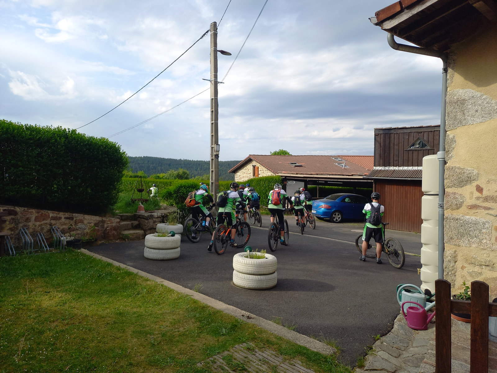 Een fietsclub vertrekt om mee te doen aan de tourrit van Copains d'Ambert