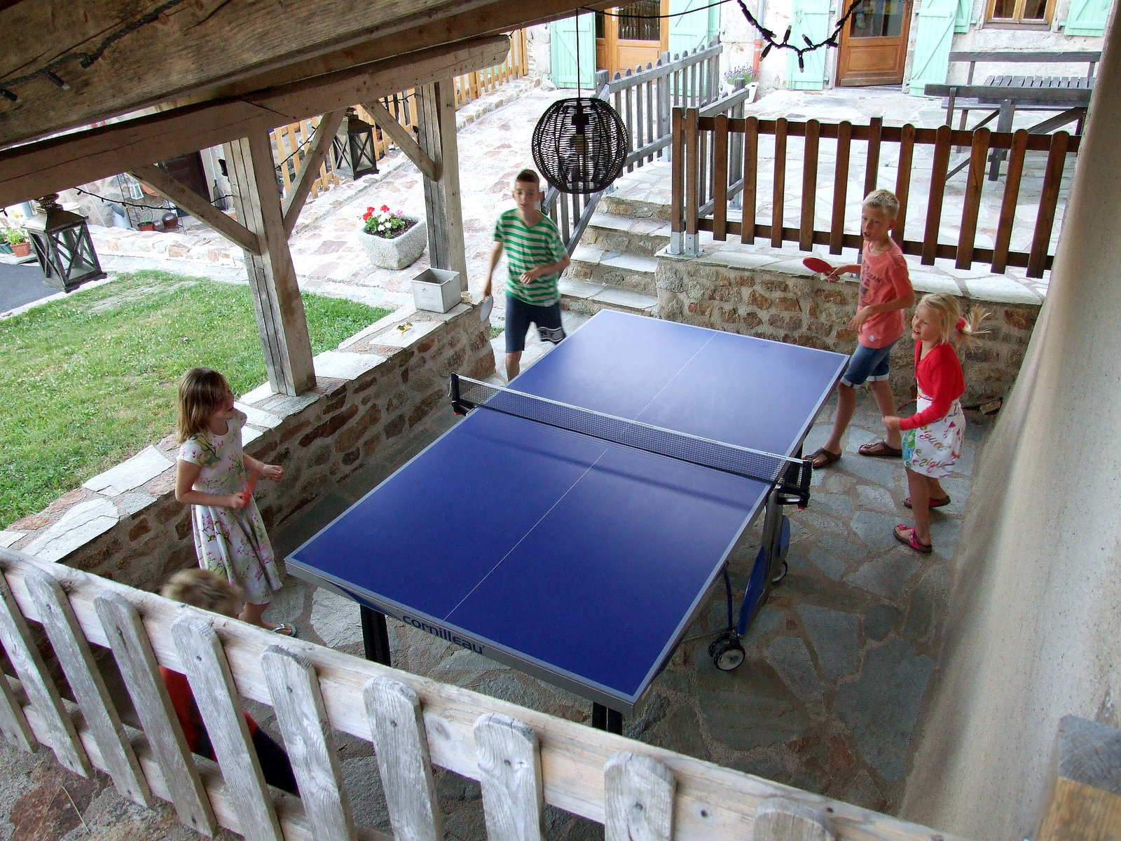 De pingpong-tafel naast het terras van de gîte