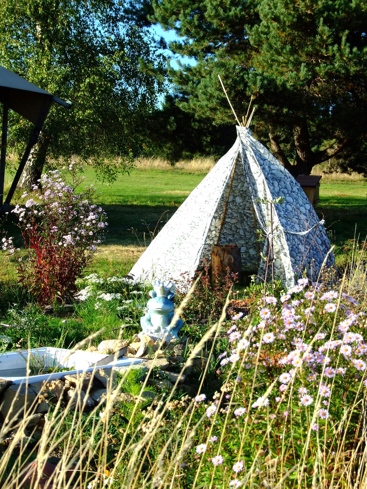 De tipi in de ontdektuin op het terrein