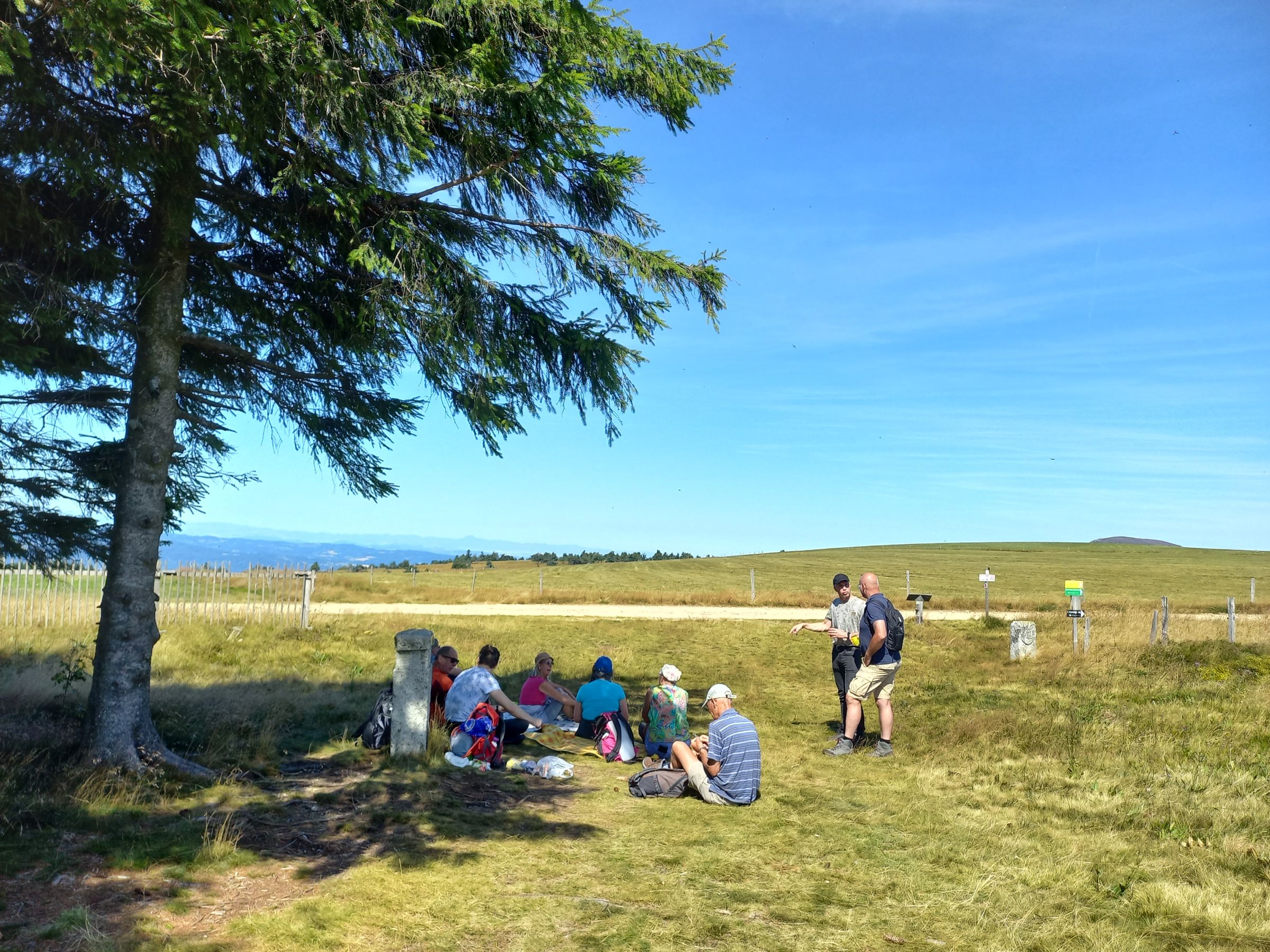 koffie pauze op de Col des Supeyres tijdens de wandelweek