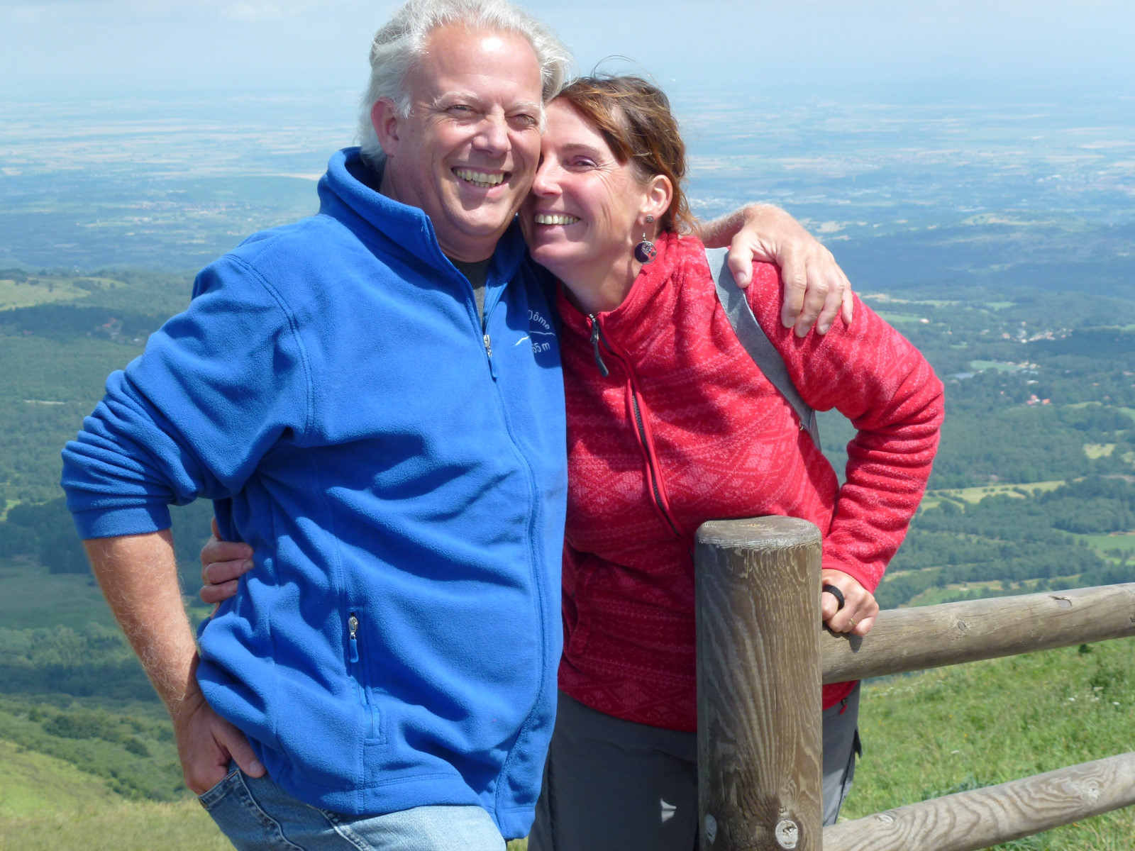 Marco en Mélanie op de Puy de Dôme ttijdens de eerste verkenning van het gebied